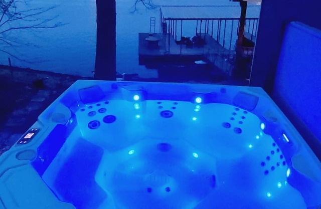 Spacious 4bed house w/HotTub, game garage, AC, WiFi