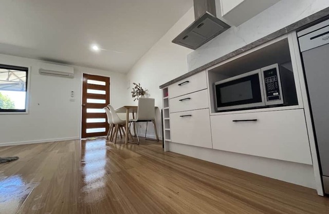 New and cozy entire 3 bedroom guesthouse free parking