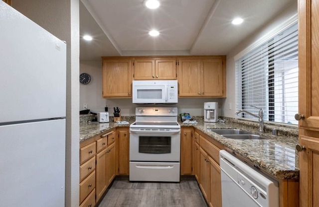 Luxury two bedroom and two bathroom unit with full amenities