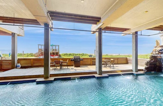 Cozy cabin in oceanfront Bolivar Peninsula with WiFi, AC, Private Pool, Games