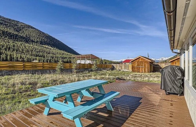 Leadville Race Series Retreat! Beautiful home w/mountain views steps from river.