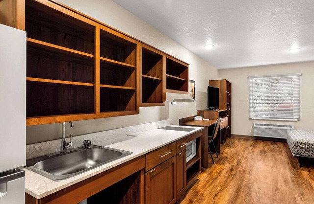 Convenient Queen Hotel Unit w/Kitchen + Free Parking