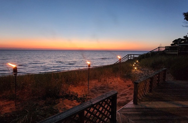 Charming 3-bedroom cottage RIGHT ON LAKE MICHIGAN with AC/HEAT/WIFI
