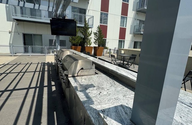 2BR2B Modern Oasis D/twn Detroit with Pool. Walk to all stadiums and theatres