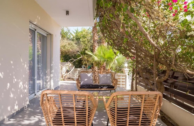 Lambis House - Three Bedroom Apartment, Sleeps 6