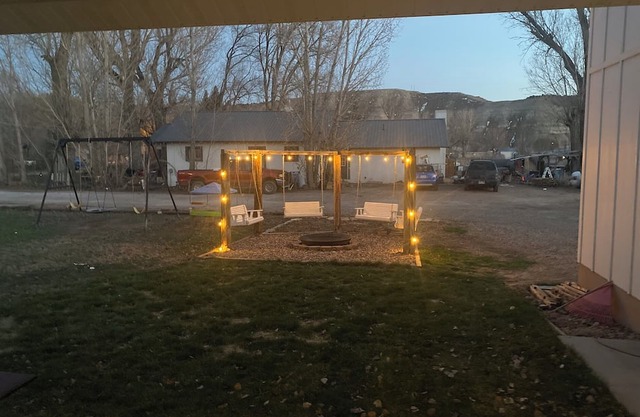 Charming 3BR house w/ huge yard, fire pit, WiFi and AC in enchanting Duchesne.