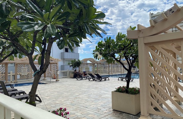 Condo/Hotel Studio Panoramic views, Sun deck with pool, walk to Waikiki beach.