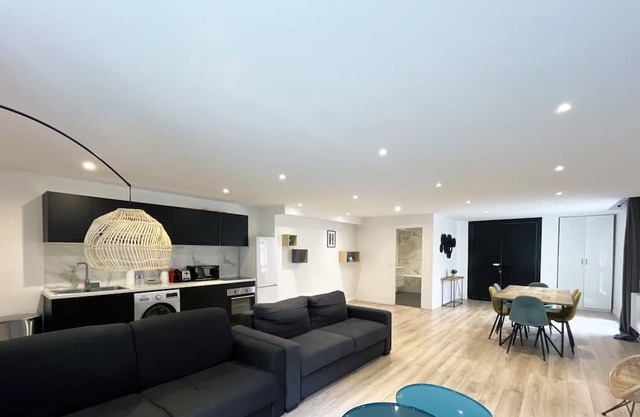 Urban Flat 182 - Spacious 4 Bedroom Flat in Paris