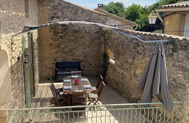 CHARMING HOUSE CLOSE TO THE RIVER AND HIKING TRAILS.