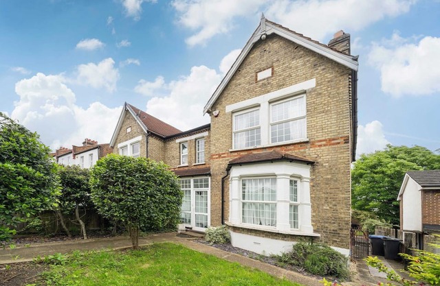 Charming 2BR Floor in House on Avenue Road