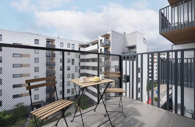 Green Apartment with Parking by Renters