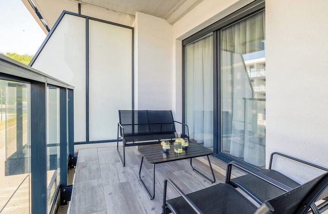 Apartment With Parking by Renters