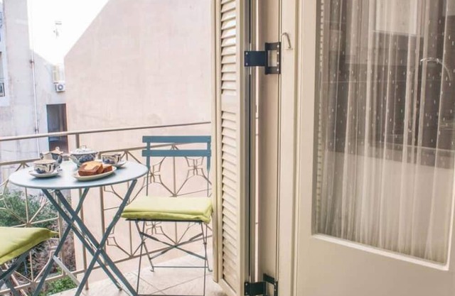 Sunny flat w/h balcony and homey feel near metro
