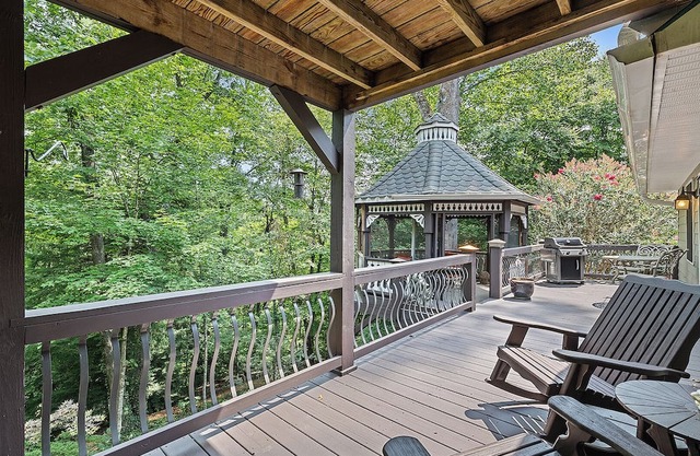 Smoky Mountains, 3K ft. elevation, Hot Tub, 5 acres trails, game room for kids