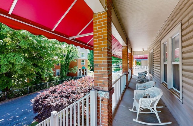 Cozy condo with private W/D, wifi + screened-in balcony