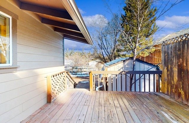 Beautiful home near downtown Bend with wood stove, grill, deck, streaming