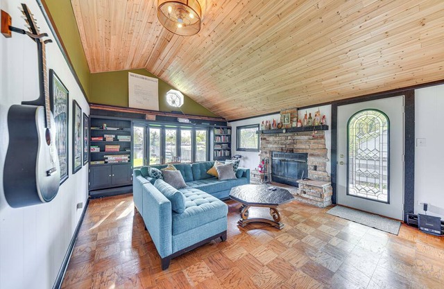Charming Lake Pistakee Home w/ Kayaks & Patio!