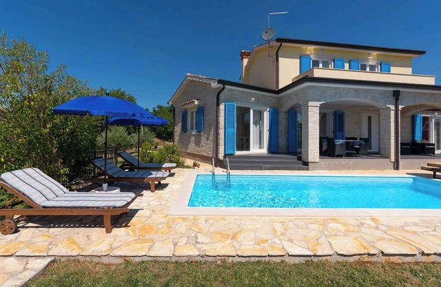 Villa with pool and air conditioning