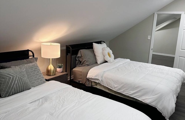 Top1 BNB Highland Home Sweet Home 9 Beds 2 Bath 4 Bedrooms