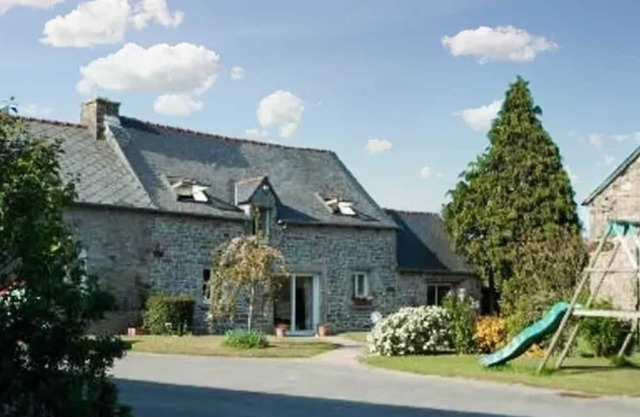 Homerez - Big house for 15 ppl. with terrace at Le Mené