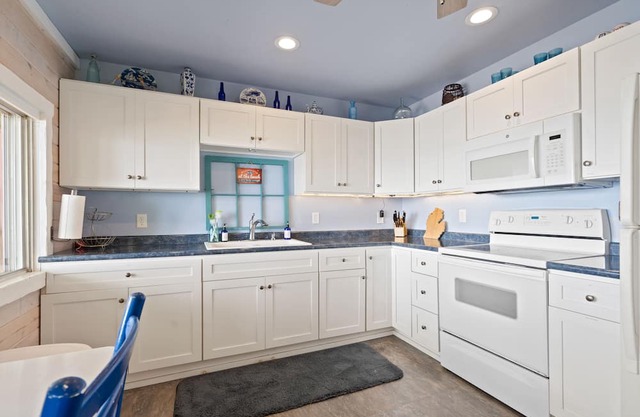 1 br cottage on lake w/hot tub