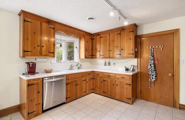3BR Boone Lakefront home