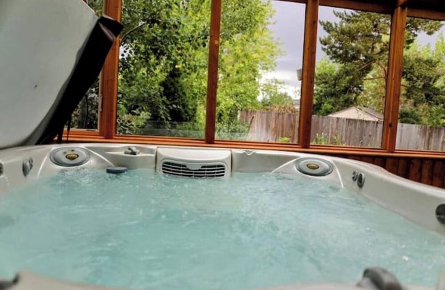 Hot Tub! Close to Red Rocks!