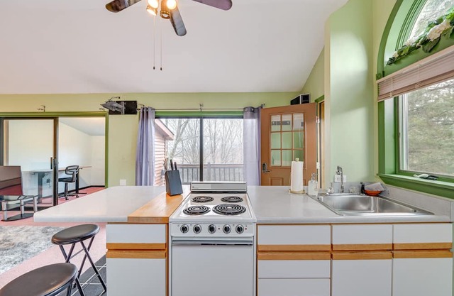 Charming Bennington Studio w/ Deck & Mountain View