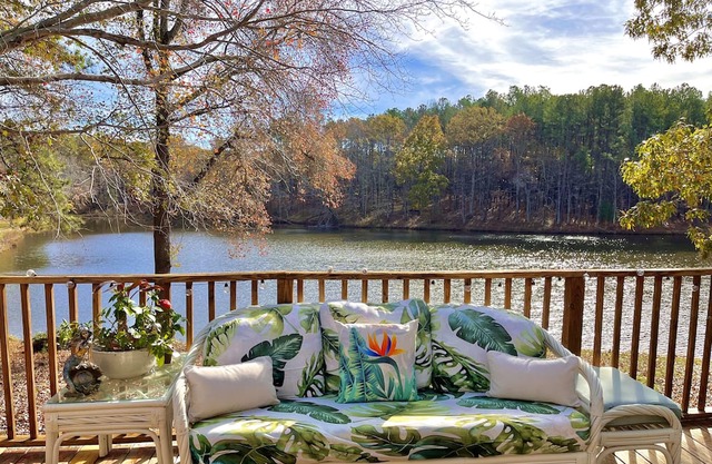 ⭐️LAKE VIEW RETREAT⭐️ Water Front Home at the Holliday Homestead