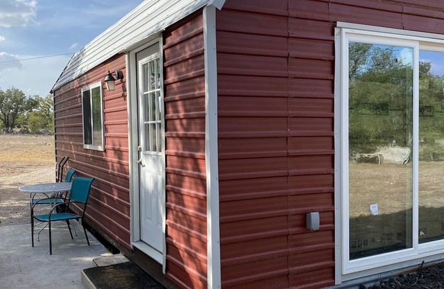 Cozy 2-bedroom cabin on Ranch WiFi, AC in heart of TX Hill Country Johnson City