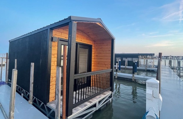 Lux Houseboat #3 at SoLSTAY