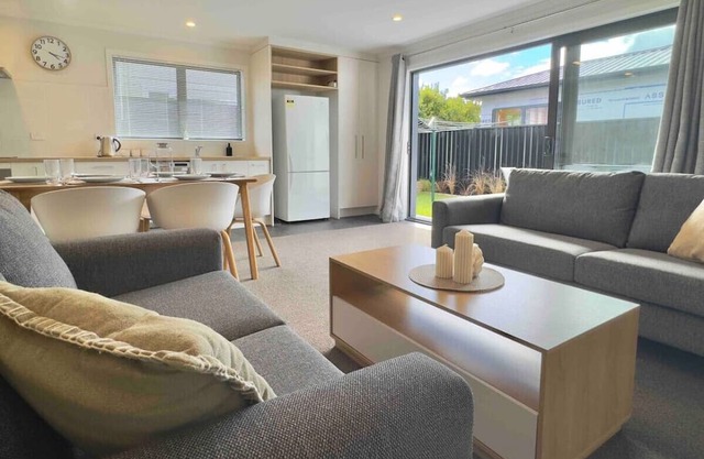 Modern Retreat with King Bed - By KOSH BNB