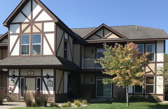 🌞3-4 Night LaborDay weekend. 2BR 2Bath, kitchen, living & dining room. Sleep 6.