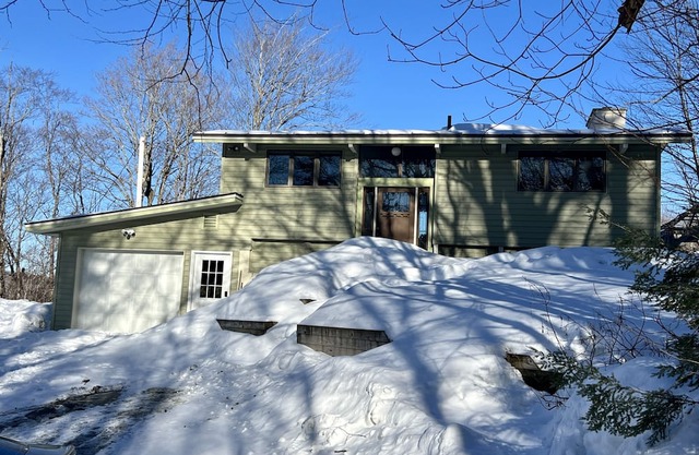 Mountain Home: Hot Tub & 9 Mins to Skyeship Gondola & 20 Mins to Okemo!