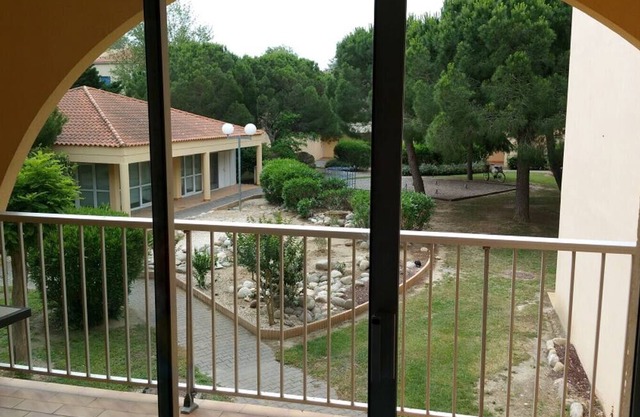 Canet Cosy and air-conditioned apartment with swimming pool Garden view