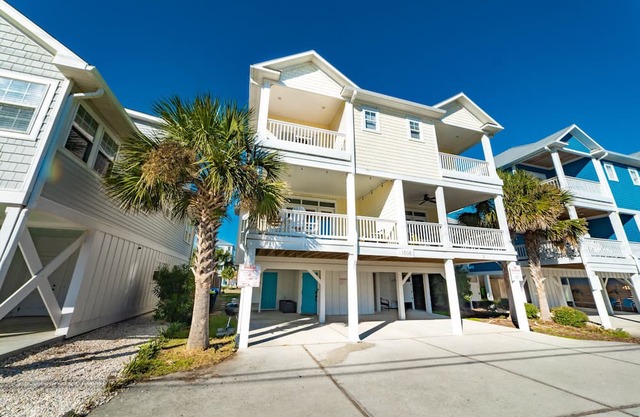 Spacious 6-bedroom ocean view home, 1 minute walk to beach!
