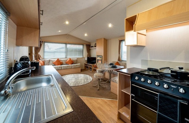 Inviting 3-Bed Caravan on Sand Le Mere, Tunstall
