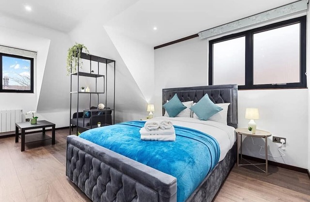 Luxury Spacious 2 person Suite in North London