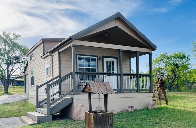 Cozy Cowboy Cabin - 1 Bedroom Tiny Home - Sleeps 4