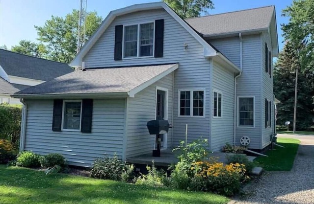4BR/2BA Farmhouse Sleeps 8, Pet Friendly!