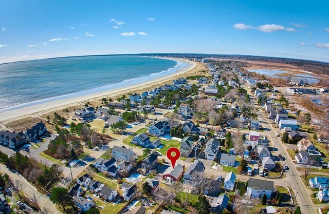 Seaside Serenity: Charming 2BR Escape | Parking
