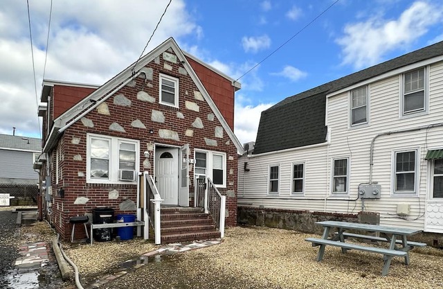 5 Minutes walking distance to beach! cozy, clean place to staying.