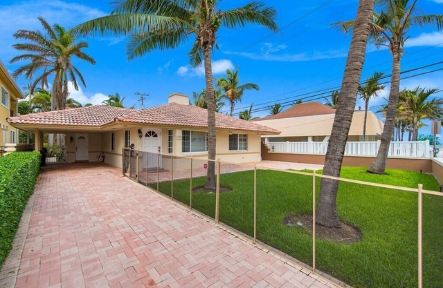 Barefoot to Ocean. Accommodates 6 to 8. Walk to Shopping & Restaurants. Pool
