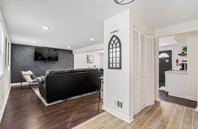 Stylish 4-Bedroom Retreat near Pittsburgh's Top Attractions!