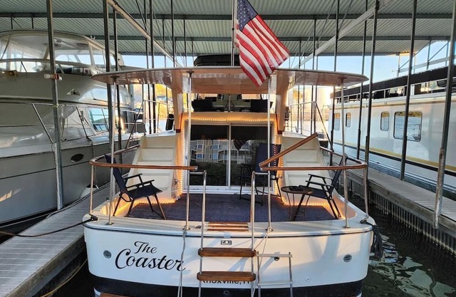 Vintage Boat - Walking Distance to Downtown & UT!! Very Unique Stay.
