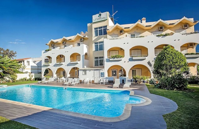 Embark on an Algarve Adventure! Swimming Pools, Free Parking and Breakfast!