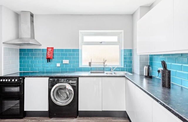 4BR Contractor Pad -70 INCH TV! & Free Van Parking