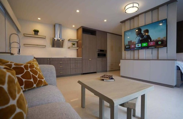 NEW Luxury Private Modern wPatio 1 Mi to Beach