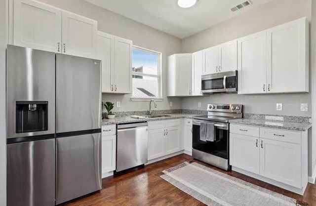 Enormous Colorful New 6br Pad w/ Parking