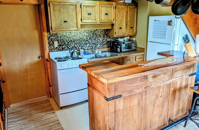 Classic Alaskan Log Cabin on Lake, Sleeps 5 - 7